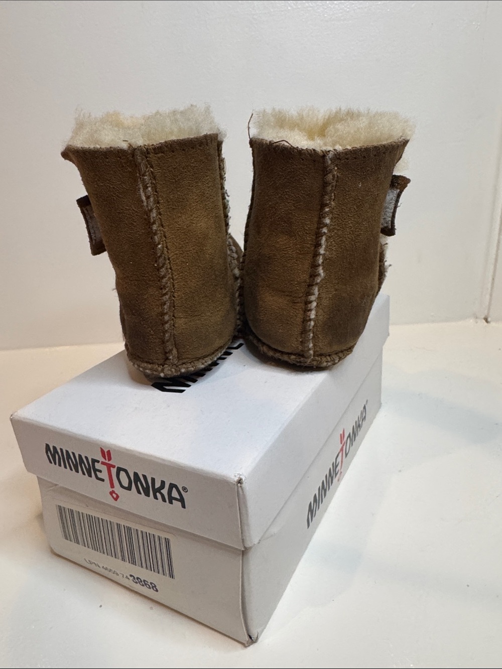 Minnetonka Infant’s size 6 Sheepskin Pug Bootie Golden Tan #1472 - Picture 3 of 10